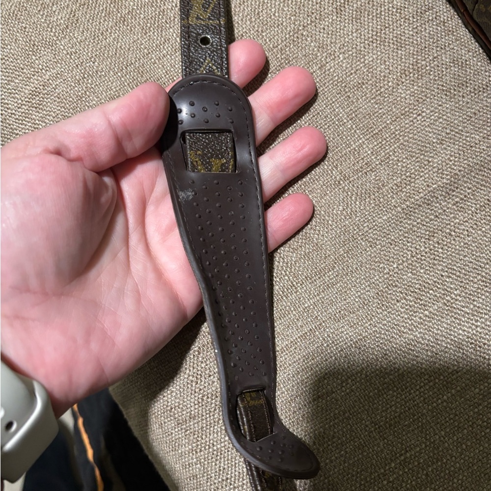 Authentic Louis Vuitton monogram messenger with COA - Picture 9 of 13